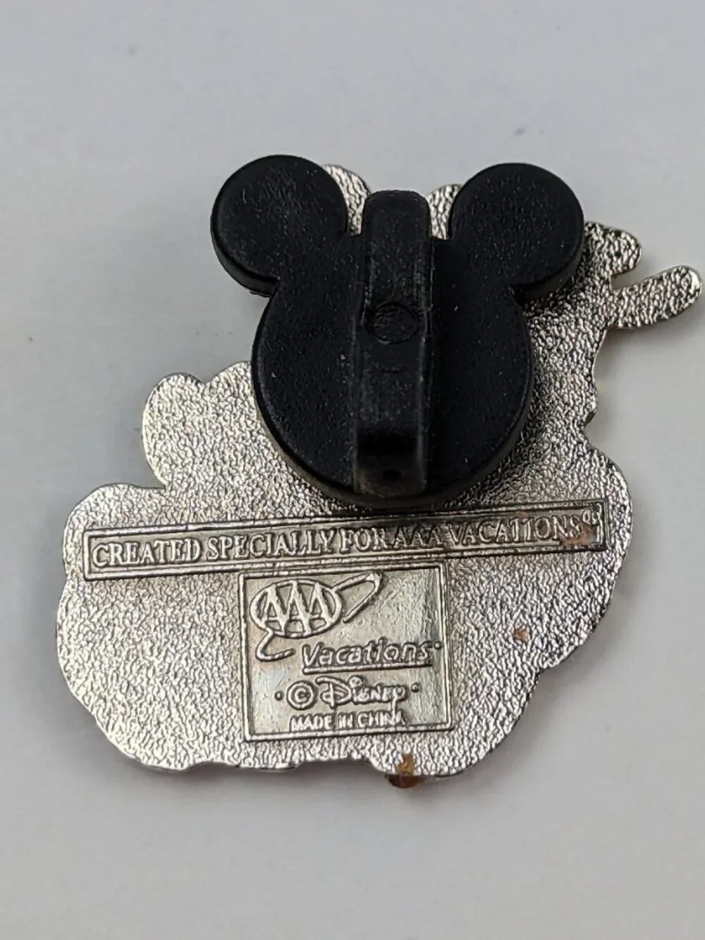 DISNEY AND AAA TRAVEL PIN -- MICKEY MOUSE AND PLUTO IN A RED CAR -- 2003